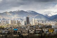 اجاره اشتراکی خانه‌های دربستی رایج است، پشت‌بام خوابی وجود ندارد.