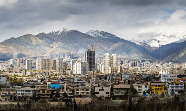 اجاره اشتراکی خانه‌های دربستی رایج است، پشت‌بام خوابی وجود ندارد.